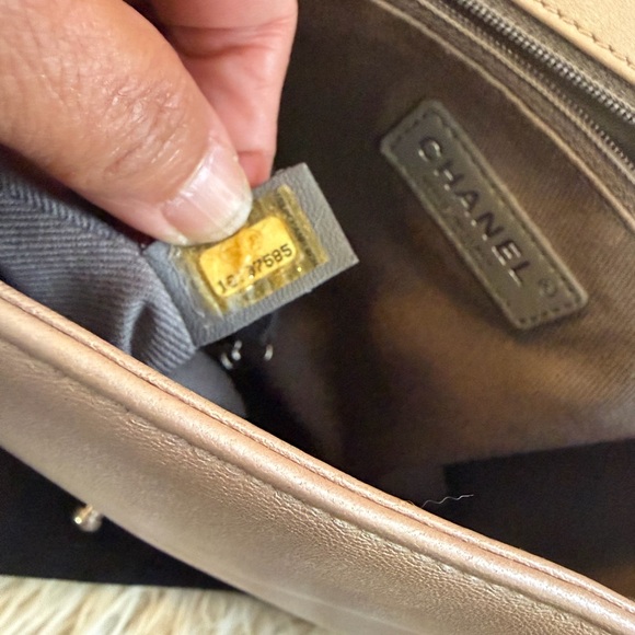 🩷Stunning Chanel Boy Bag Maxi. Original condition.🩷Rare shimmering pearl color - Picture 11 of 17